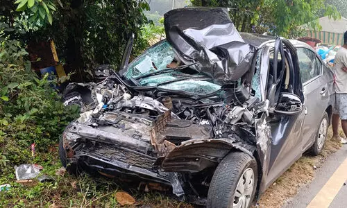 വൈത്തിരിയിൽ കെ.എസ്.ആർ.ടി.സി ബസും കാറും കൂട്ടിയിടിച്ച് കുടുംബത്തിലെ മൂന്നു പേർക്ക് ദാരുണാന്ത്യം