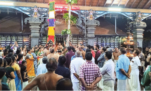 ചു​ര​ക്കാ​ട്ടു​കാ​വ് കൊ​ടി​യേ​റ്റം