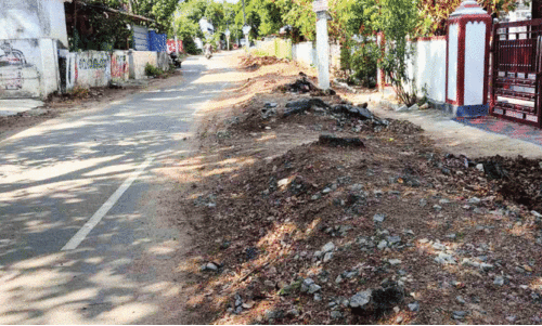 പൈ​പ്പ് ലൈ​നി​നാ​യി പൊ​ളി​ച്ചി​ട്ടു; വെ​ങ്ങ​ന്നൂ​ർ റോ​ഡി​ൽ ഗ​താ​ഗ​തം ദു​സ്സ​ഹം