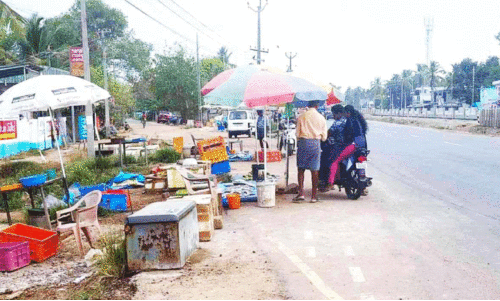 അപകടങ്ങള് വിട്ടുപിരിയാതെ പുറക്കാട്; ദേശീയപാത കൈയടക്കി മത്സ്യക്കച്ചവടം അപകടങ്ങള് വിട്ടുപിരിയാതെ പുറക്കാട്; ദേശീയപാത കൈയടക്കി മത്സ്യക്കച്ചവടം
