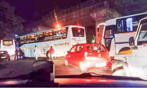 ഗതാഗതതടസ്സം സൃഷ്ടിച്ച്​ ദീർഘദൂര സ്വകാര്യ ബസുകളുടെ അനധികൃത പാർക്കിങ്