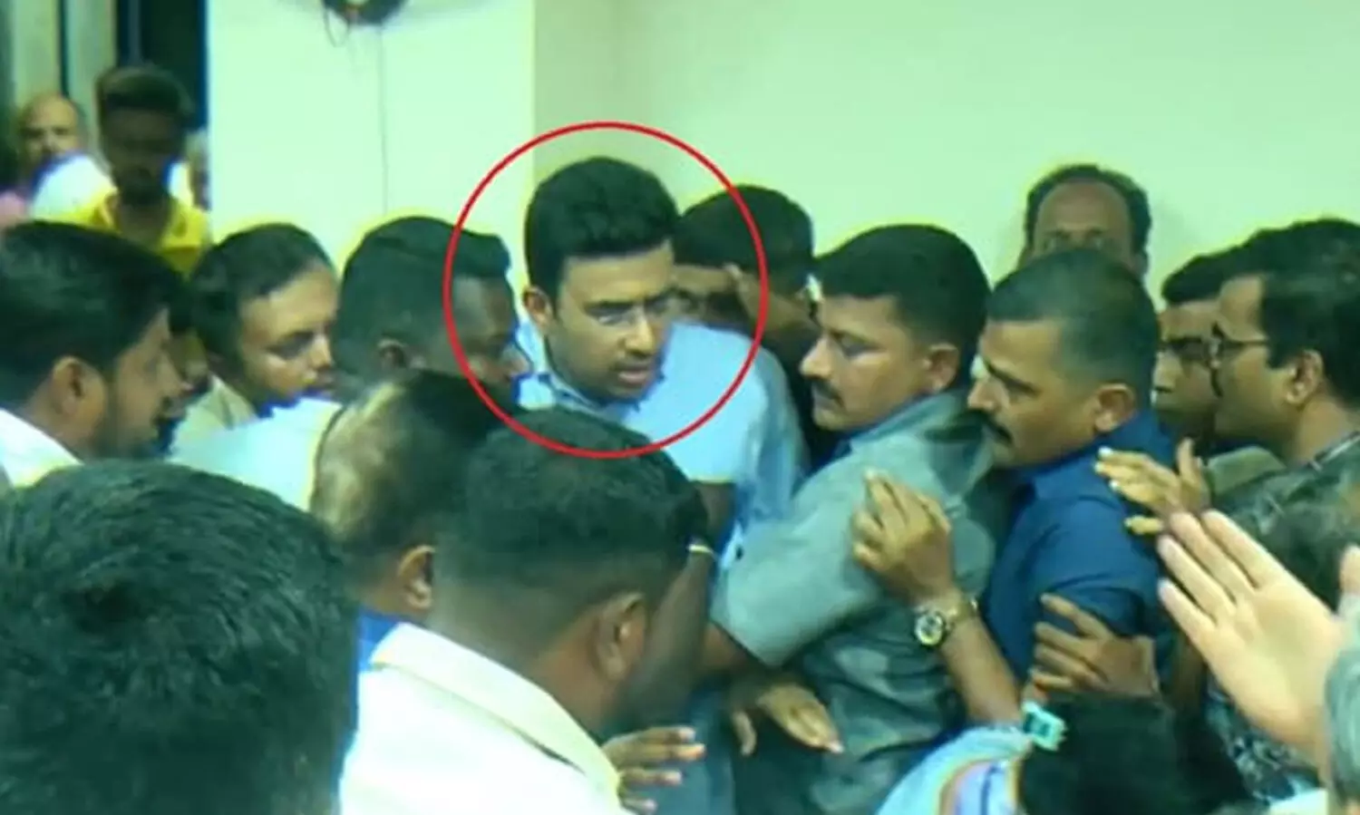 ബി.ജെ.പി എം.പി തേജസ്വി സൂര്യയെ തടഞ്ഞ് ബാങ്ക് നിക്ഷേപകർ; ‘എമർജൻസി എക്സിറ്റ്’ പരിഹാസവുമായി കോൺഗ്രസ്