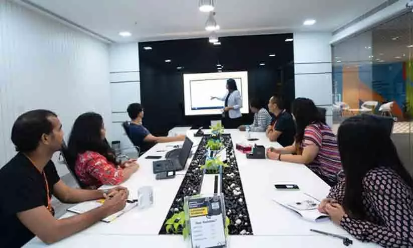 പ്രൊമോഷനുണ്ട്, ശമ്പളവർധനവില്ല; ജീവനക്കാരെ മടുപ്പിക്കുന്ന ഡ്രൈ പ്രൊമോഷൻ വ്യാപകമാക്കി കമ്പനികൾ പ്രൊമോഷനുണ്ട്, ശമ്പളവർധനവില്ല; ജീവനക്കാരെ മടുപ്പിക്കുന്ന ഡ്രൈ പ്രൊമോഷൻ വ്യാപകമാക്കി കമ്പനികൾ