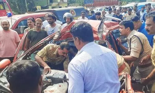 നിർത്തിയിട്ട ലോറിക്ക് പിറകിൽ കാറിടിച്ച് ഒരാൾ മരിച്ചു; കുട്ടികളടക്കം അഞ്ച് പേർക്ക് പരിക്ക്