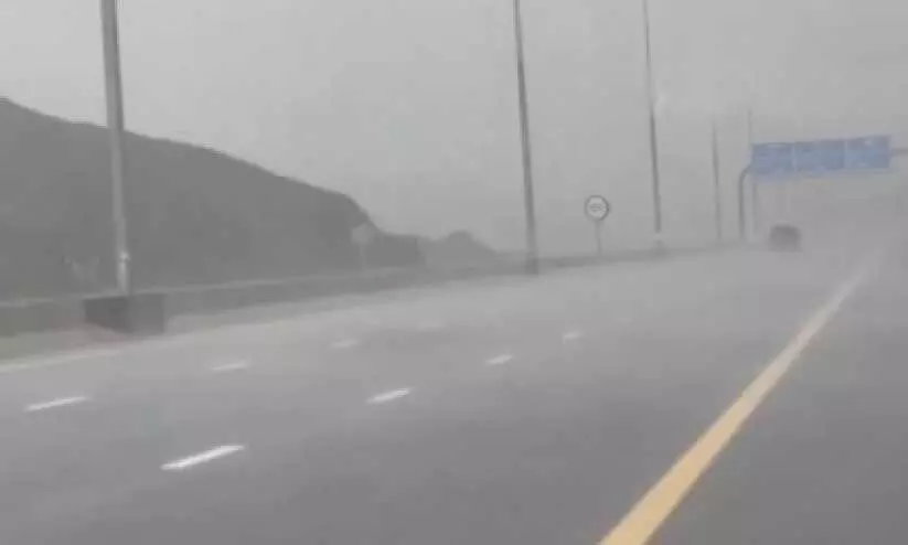 ക​ന​ത്ത മ​ഴ; രാ​ജ്യ​മെ​ങ്ങും ജാ​ഗ്ര​ത നി​ർ​ദേ​ശം