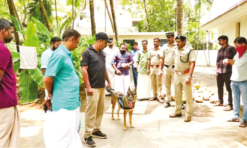 പൊന്നാനിയിൽ അടച്ചിട്ട വീട്ടിൽ മോഷണം; നഷ്ടമായത് 350 പവൻ പൊന്നാനിയിൽ അടച്ചിട്ട വീട്ടിൽ മോഷണം; നഷ്ടമായത് 350 പവൻ