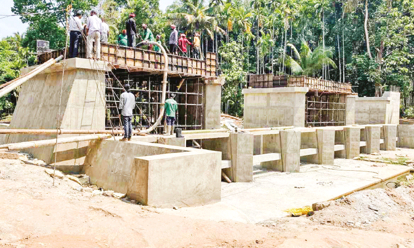 കാ​ത്തി​രി​പ്പി​ന​റു​തി; മു​ത്തം​ത​ണ്ട് പാ​ല​ത്തി​ന്റെ മെ​യി​ൻ സ്ലാ​ബ് വാ​ർ​പ്പ് തു​ട​ങ്ങി