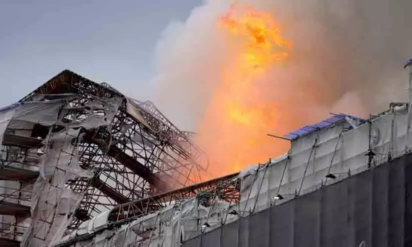 കോപൻഹേഗനിലെ 400 വർഷം പഴക്കമുള്ള കെട്ടിടം അഗ്നിവിഴുങ്ങി