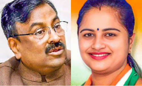 സുധീർ മുൻഗൻടിവാർ   പ്രതിഭ ധനോർക്കർ