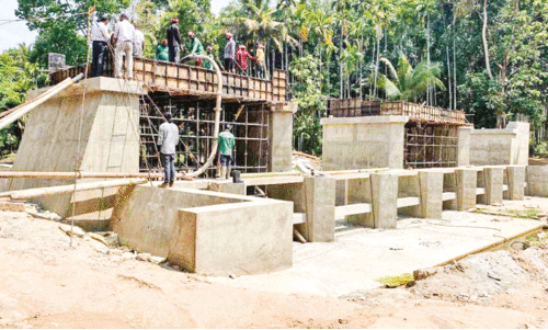 കാ​ത്തി​രി​പ്പി​ന​റു​തി; മു​ത്തം​ത​ണ്ട് പാ​ല​ത്തി​ന്റെ മെ​യി​ൻ സ്ലാ​ബ് വാ​ർ​പ്പ് തു​ട​ങ്ങി