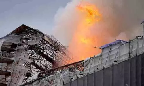 കോപൻഹേഗനിലെ 400 വർഷം പഴക്കമുള്ള കെട്ടിടം അഗ്നിവിഴുങ്ങി