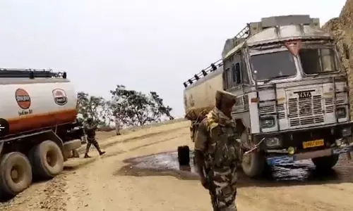 മ​ണി​പ്പൂ​രി​ൽ ഇ​ന്ധ​ന ടാ​ങ്ക​റു​ക​ൾ​ക്കു​നേ​രെ വെ​ടി​വെ​പ്പ്: ഡ്രൈ​വ​ർ​ക്ക് പ​രി​ക്ക്