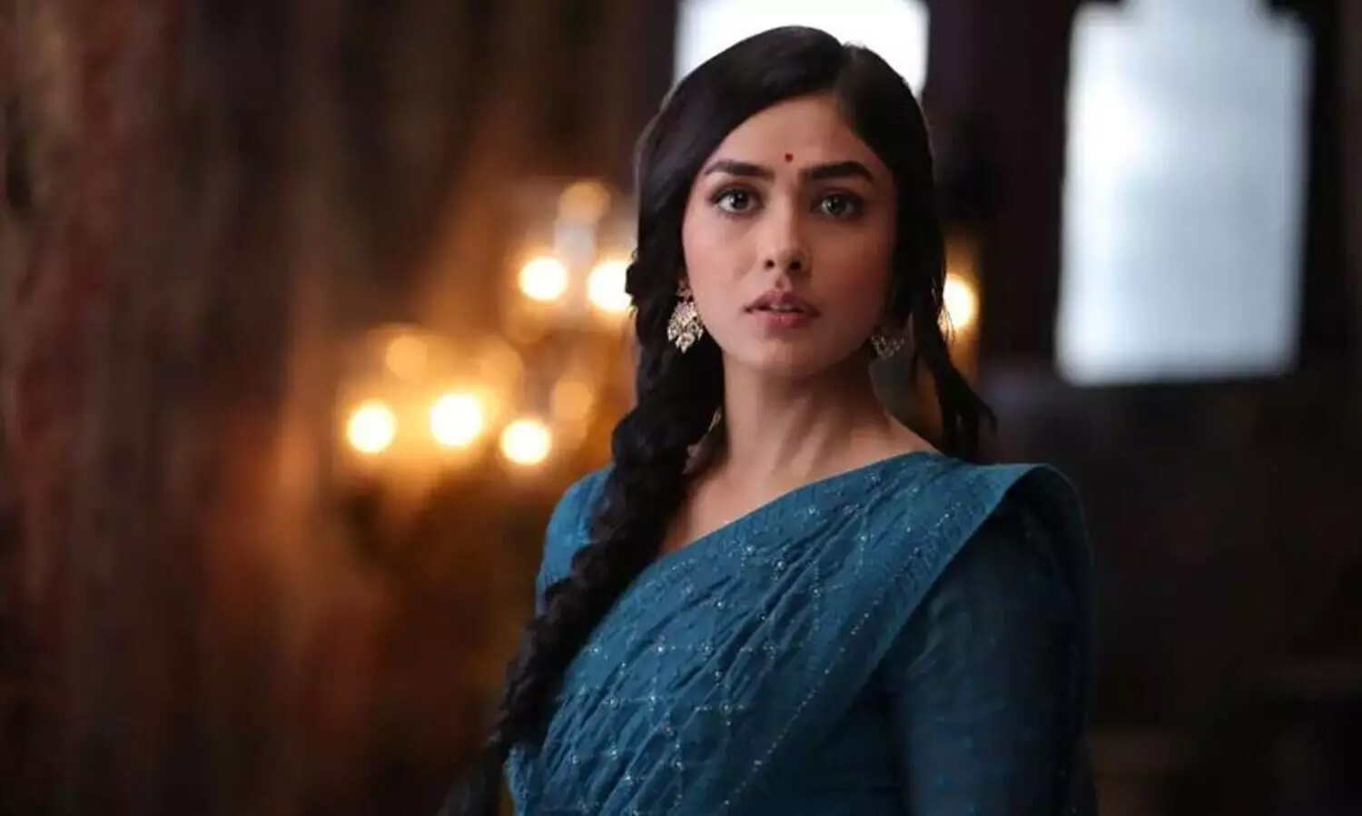 ഫാമിലി സ്റ്റാർ പരാജയം; പ്രതിഫലം ഉയർത്തി മൃണാൽ താക്കൂർ, പുതിയ ചിത്രങ്ങൾക്കായി വാങ്ങുന്നത്...