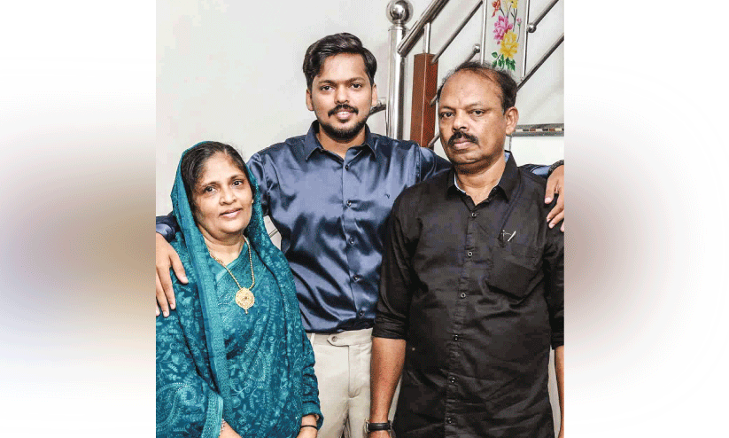 അബ്ദുൽ ഫസൽ മാതാപിതാക്കൾക്കൊപ്പം
അബ്ദുൽ ഫസൽ മാതാപിതാക്കൾക്കൊപ്പം