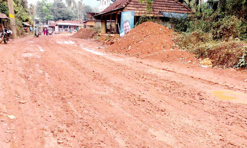 പു​ളി​ഞ്ഞാ​ൽ റോ​ഡ്