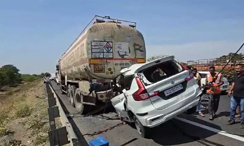 car rams into trailer at gujarat(accident)