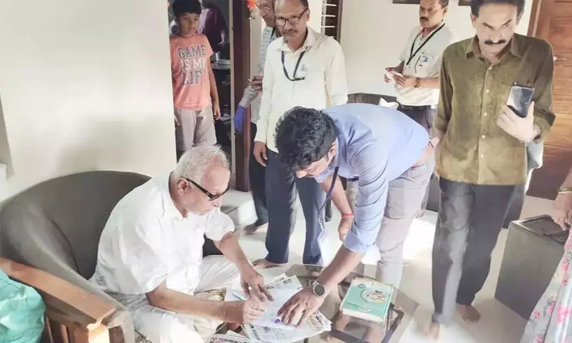 Janardhana Poojary casts vote at his residence Janardhana Poojary casts vote at his residence
