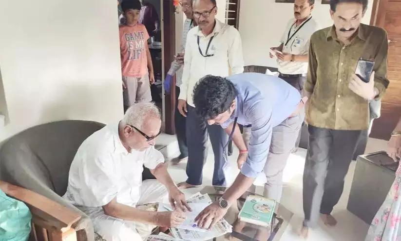 Janardhana Poojary casts vote at his residence