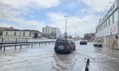 ക​ന​ത്ത മ​ഴ​യും കാ​റ്റും;   വെ​ള്ള​ക്കെ​ട്ടി​ൽ സ്തം​ഭി​ച്ച് ഗ​താ​ഗ​തം