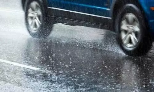 മ​ഴ​യ​ത്ത് വാ​ഹ​നം തെ​ന്നി​പ്പോ​കു​ന്ന​തി​നെ​തി​രെ ട്രാ​ഫി​ക്​ വ​കു​പ്പി​ന്റെ മു​ന്ന​റി​യി​പ്പ്