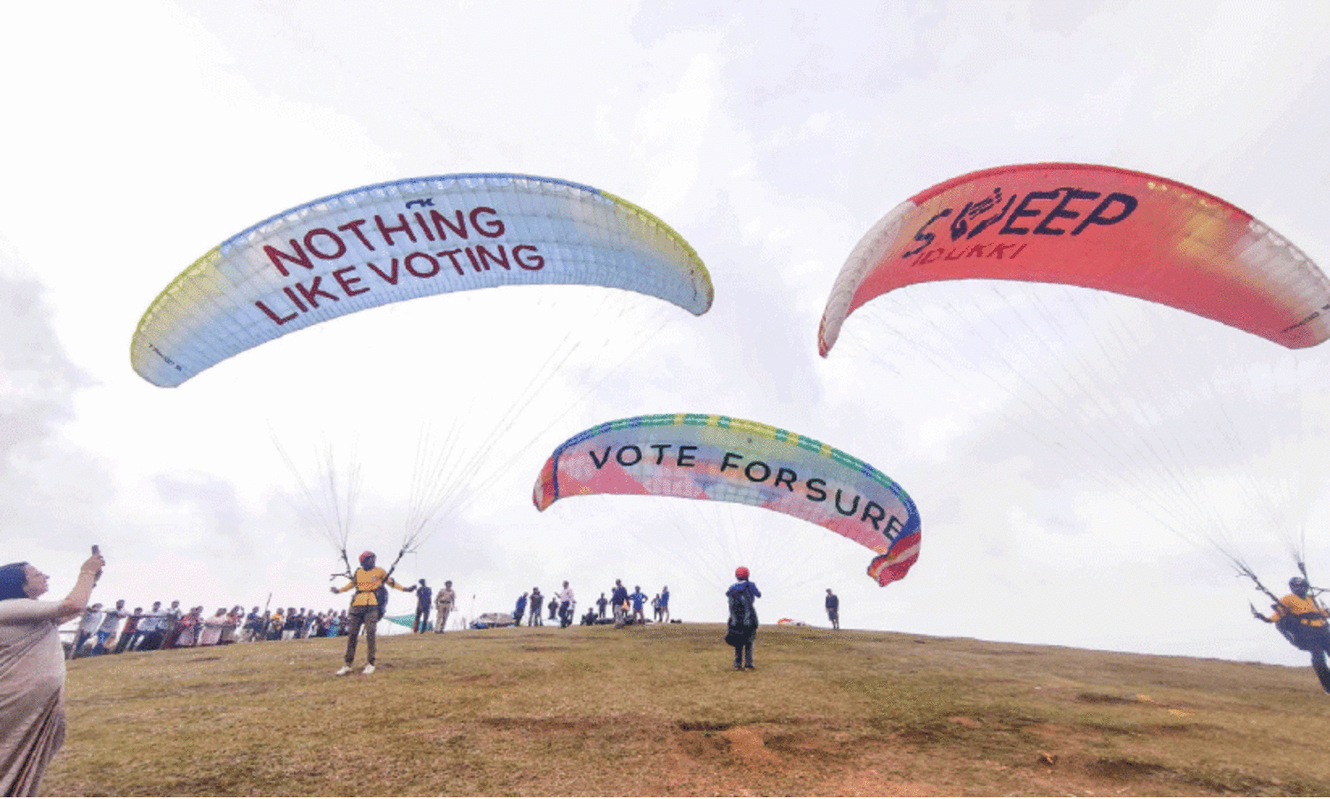 വോട്ട്​ ചെയ്യിപ്പിക്കാൻ പാരാഗ്ലൈഡിങ്ങും
