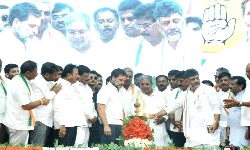 ലോ​ക്സ​ഭ തെ​ര​ഞ്ഞെ​ടു​പ്പ് ര​ണ്ട് ആ​ദ​ർ​ശ​ങ്ങ​ൾ ത​മ്മി​ലെ പോ​രാ​ട്ടം -രാ​ഹു​ൽ ഗാ​ന്ധി