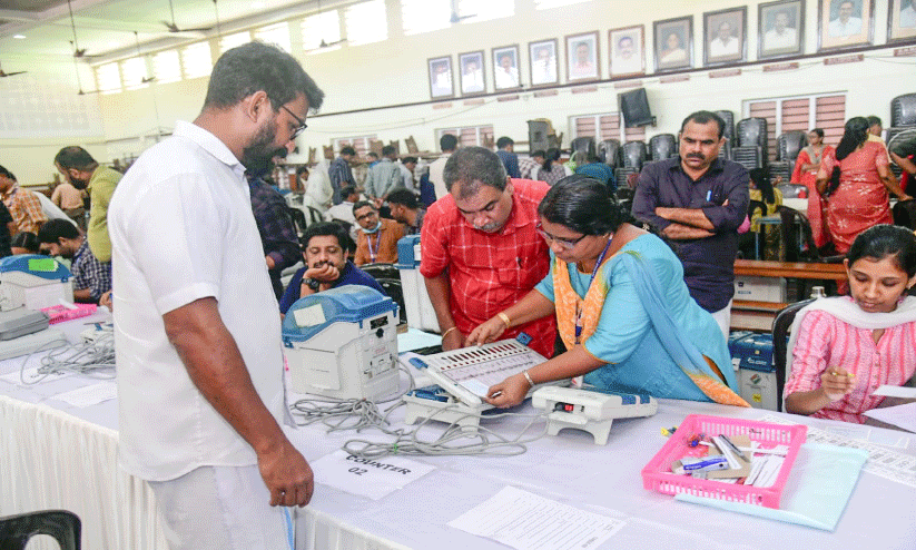 സ്ഥാനാർഥികളും ചിഹ്നങ്ങളും ഇന്ന് വോട്ടുയന്ത്രത്തിലേക്ക്