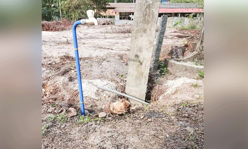 പൈപ്പ് പൊട്ടി ഒഴുക്കിൽപെട്ട് വൈദ്യുതി തൂണ് അപകടത്തിൽ പൈപ്പ് പൊട്ടി ഒഴുക്കിൽപെട്ട് വൈദ്യുതി തൂണ് അപകടത്തിൽ