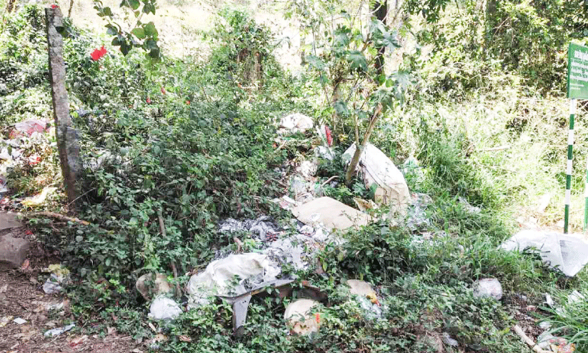 പാറത്തോട്ടിലേക്ക് സഞ്ചാരികളെ സ്വാഗതം ചെയ്യുന്നത് മാലിന്യക്കൂമ്പാരം പാറത്തോട്ടിലേക്ക് സഞ്ചാരികളെ സ്വാഗതം ചെയ്യുന്നത് മാലിന്യക്കൂമ്പാരം