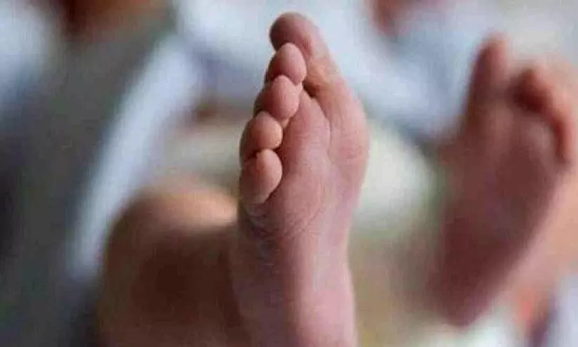 ഐസ് ക്രീം കഴിച്ച ഒന്നര വയസുള്ള ഇരട്ട കുട്ടികൾ മരിച്ചു; മാതാവ് ആശുപത്രിയിൽ ഐസ് ക്രീം കഴിച്ച ഒന്നര വയസുള്ള ഇരട്ട കുട്ടികൾ മരിച്ചു; മാതാവ് ആശുപത്രിയിൽ