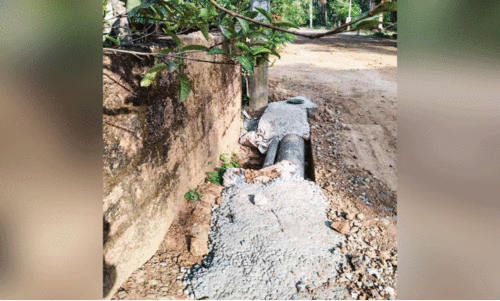 അഴുക്കുചാൽ അ​ട​ച്ച് ജ​ൽ ജീ​വ​ന്‍ മി​ഷ​ന്‍ പൈ​പ്പ് ലൈ​ന്‍ പ്ര​വൃ​ത്തി; പ്ര​തി​ഷേ​ധം ശ​ക്തം