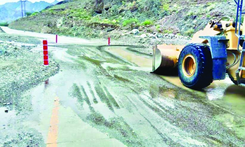 റോഡുകൾ ഗതാഗത യോഗ്യമാക്കാൻ ഊർജിത ശ്രമം റോഡുകൾ ഗതാഗത യോഗ്യമാക്കാൻ ഊർജിത ശ്രമം