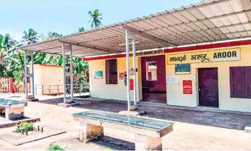 അ​ധി​കൃ​ത​രു​ടെ അ​വ​ഗ​ണ​ന; അരൂർ റെയിൽവേ സ്റ്റേഷൻ നഷ്ടപ്പെടുമെന്ന ആശങ്കയിൽ നാട്ടുകാർ