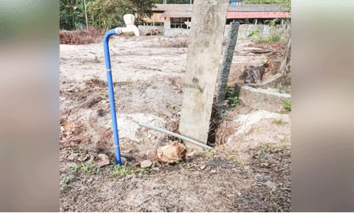 പൈപ്പ് പൊട്ടി ഒഴുക്കിൽപെട്ട് വൈദ്യുതി തൂണ്​ അപകടത്തിൽ