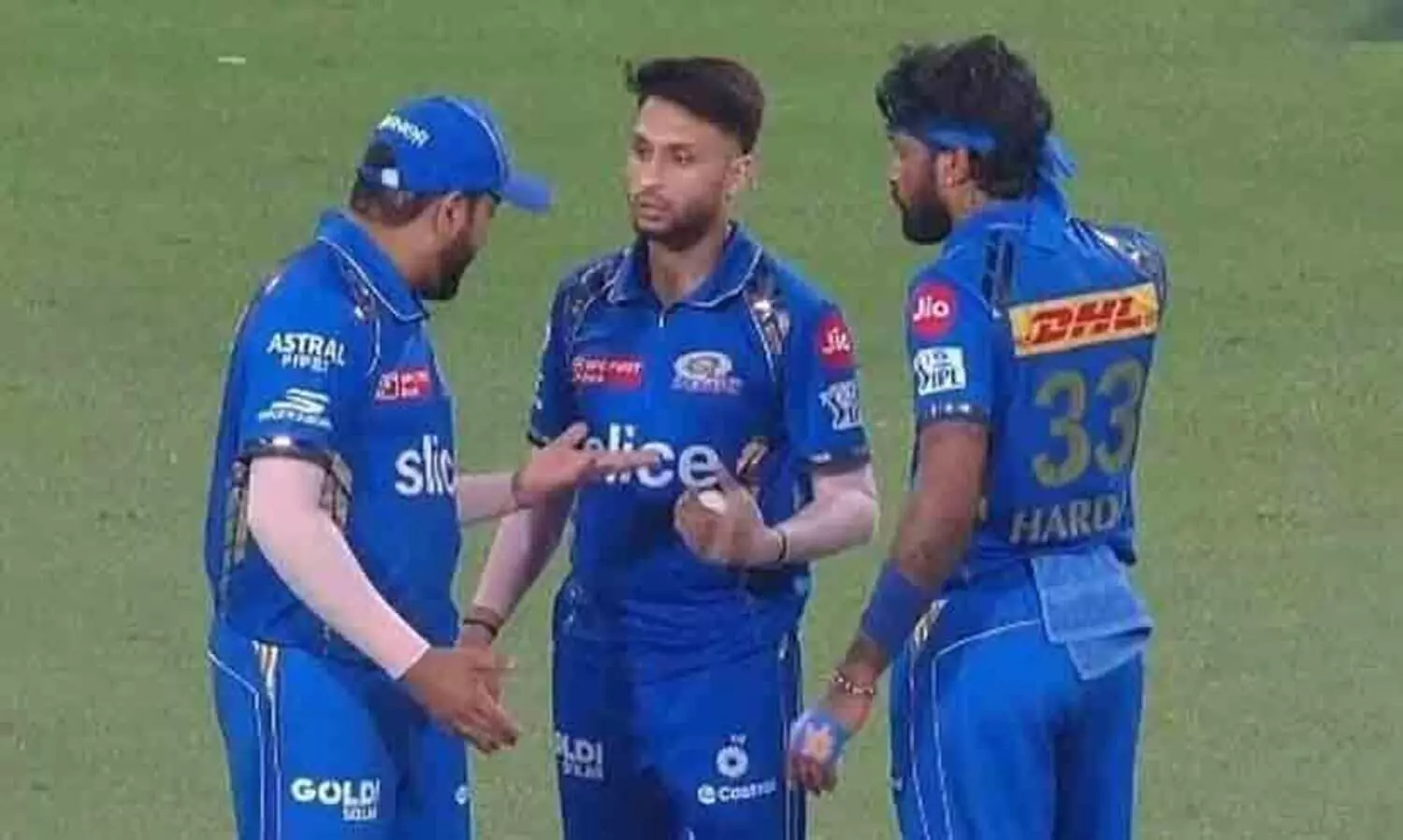 ഫീൽഡ് സെറ്റിങ്ങിൽ രോഹിതുമായി സംസാരിച്ച് മദ്‍വാൾ, അടുത്തെത്തിയ പാണ്ഡ്യയെ തിരിഞ്ഞുനോക്കിയില്ല; വിഡിയോ ചർച്ചയാക്കി ആരാധകർ