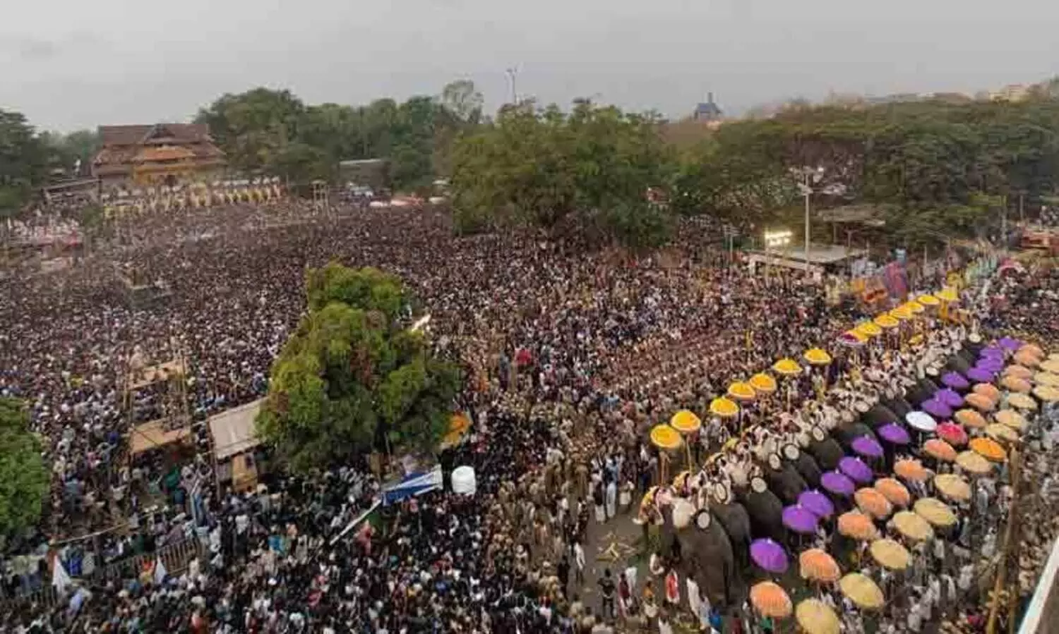 പൂരം പൊടിപൂരം, ജനസാഗരം സാക്ഷി; വർണങ്ങളുടെ വിസ്മയ ചെപ്പ് തുറന്ന് കുടമാറ്റം