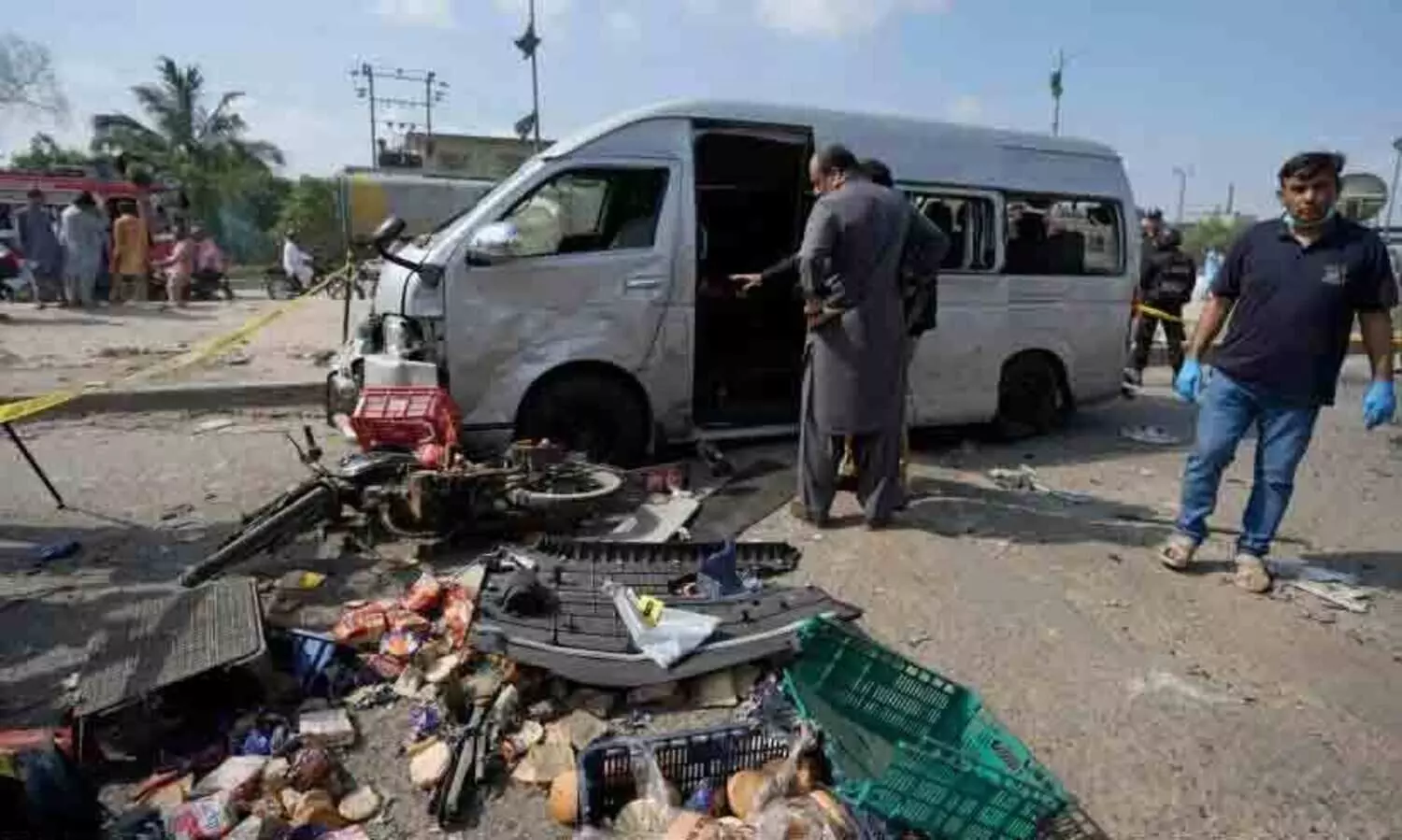 കറാച്ചിയിൽ ചാ​വേ​റാ​ക്ര​മ​ണം; ജ​പ്പാ​ൻ പൗ​ര​ന്മാ​ർ അ​ത്ഭു​ത​ക​ര​മാ​യി ര​ക്ഷ​​പ്പെ​ട്ടു