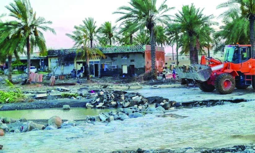 മ​ഴ: ക​ര​ക​യ​റാ​ൻ കൈ​കോ​ർ​ത്ത്..