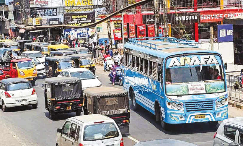 കുരുങ്ങിക്കുരുങ്ങി മണ്ണാർക്കാട് നഗരം കുരുങ്ങിക്കുരുങ്ങി മണ്ണാർക്കാട് നഗരം