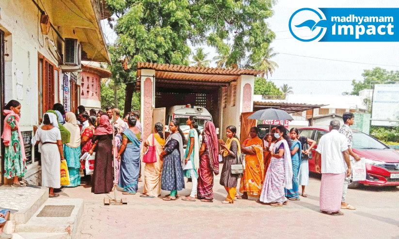 ആലത്തൂർ താലൂക്കാശുപത്രി; രോഗികൾക്ക് വെയിൽ കൊള്ളാതെ നിൽക്കാൻ സംവിധാനമൊരുക്കും ആലത്തൂർ താലൂക്കാശുപത്രി; രോഗികൾക്ക് വെയിൽ കൊള്ളാതെ നിൽക്കാൻ സംവിധാനമൊരുക്കും