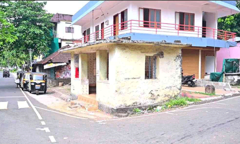 പഞ്ചായത്തിന്‍റെ അനാസ്ഥ; കാത്തിരിപ്പ്​ കേന്ദ്രവും പൊതുകിണറും സ്വകാര്യവ്യക്തിക്ക്