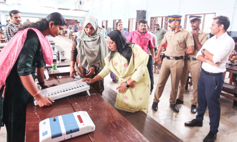 വോട്ടിങ് യന്ത്രങ്ങള് സജ്ജം; ഇ.വി.എം-വിവിപാറ്റ് കമ്മിഷനിങ് പൂര്ത്തിയായി വോട്ടിങ് യന്ത്രങ്ങള് സജ്ജം; ഇ.വി.എം-വിവിപാറ്റ് കമ്മിഷനിങ് പൂര്ത്തിയായി