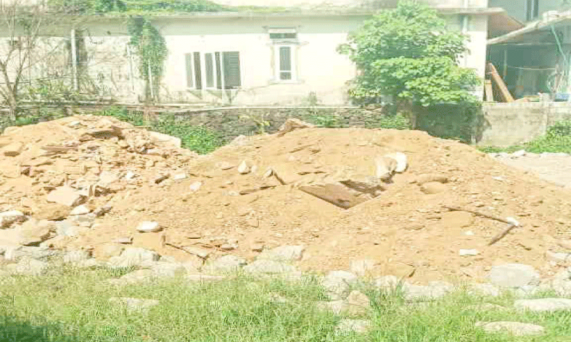 ഉദ്യോഗസ്ഥരുടെ ഒത്താശയോടെയെന്ന് ആക്ഷേപം; കോന്നി മയൂർ ഏലായിൽ വ്യാപകമായി നിലം നികത്തുന്നു ഉദ്യോഗസ്ഥരുടെ ഒത്താശയോടെയെന്ന് ആക്ഷേപം; കോന്നി മയൂർ ഏലായിൽ വ്യാപകമായി നിലം നികത്തുന്നു