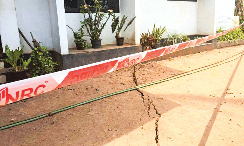 ദേശീയപാത നിർമാണ പ്രവൃത്തിക്കിടെ വീടുകളിൽ വിള്ളൽ; കുടുംബങ്ങൾ മാറിതാമസിക്കും ദേശീയപാത നിർമാണ പ്രവൃത്തിക്കിടെ വീടുകളിൽ വിള്ളൽ; കുടുംബങ്ങൾ മാറിതാമസിക്കും