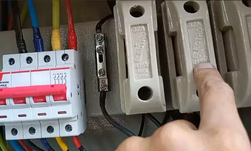 എട്ടു മാസത്തെ കുടിശ്ശിക; പത്തനംതിട്ട വിദ്യാഭ്യാസ ഓഫീസിലെ ഫ്യൂസ് കെ.എസ്.ഇ.ബി ഊരി എട്ടു മാസത്തെ കുടിശ്ശിക; പത്തനംതിട്ട വിദ്യാഭ്യാസ ഓഫീസിലെ ഫ്യൂസ് കെ.എസ്.ഇ.ബി ഊരി