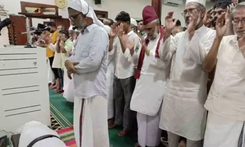 പിതാവിന്റെ ചുംബനമേറ്റുവാങ്ങി ഫാത്തിമ തസ്കിയക്ക് അന്ത്യയാത്ര പിതാവിന്റെ ചുംബനമേറ്റുവാങ്ങി ഫാത്തിമ തസ്കിയക്ക് അന്ത്യയാത്ര