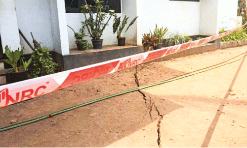ദേ​ശീ​യ​പാ​ത നി​ർ​മാ​ണ പ്ര​വൃ​ത്തി​ക്കി​ടെ വീ​ടു​ക​ളി​ൽ വി​ള്ള​ൽ;   കു​ടും​ബ​ങ്ങ​ൾ മാ​റി​താ​മ​സി​ക്കും