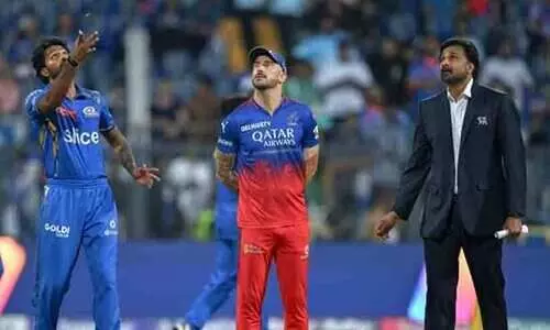 ടോസിലെ ‘അട്ടിമറി’ വിവാദം; മുംബൈ-പഞ്ചാബ് മത്സരത്തിൽ നാണയത്തിന്റെ ക്ലോസപ്പ് വിഡിയോ പകർത്തി കാമറ സംഘം