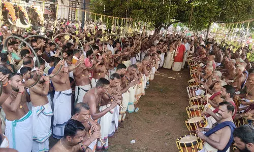 ഇലഞ്ഞിത്തറയിൽ താളമേള വിസ്മയം തീർത്ത്  അനിയൻ മാരാരും സംഘവും