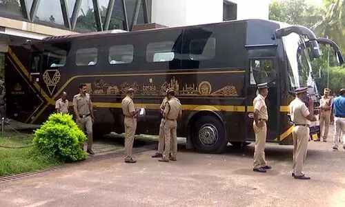 അനാഥാവസ്ഥയിൽ നവകേരള ബസ്